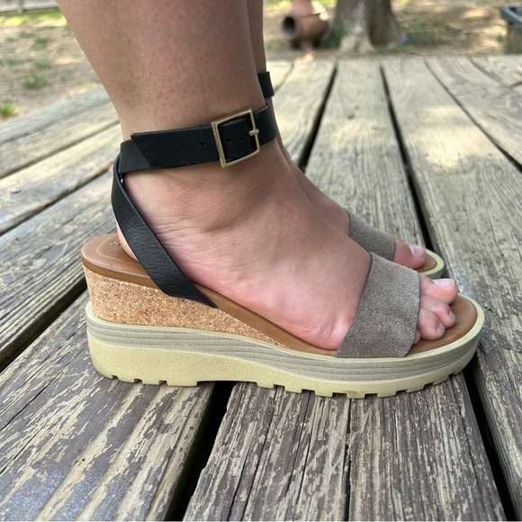 Women's See by Chloe Robin Wedge Sandals Black Leather Ankle Strap Size 38 - Picture 2 of 8